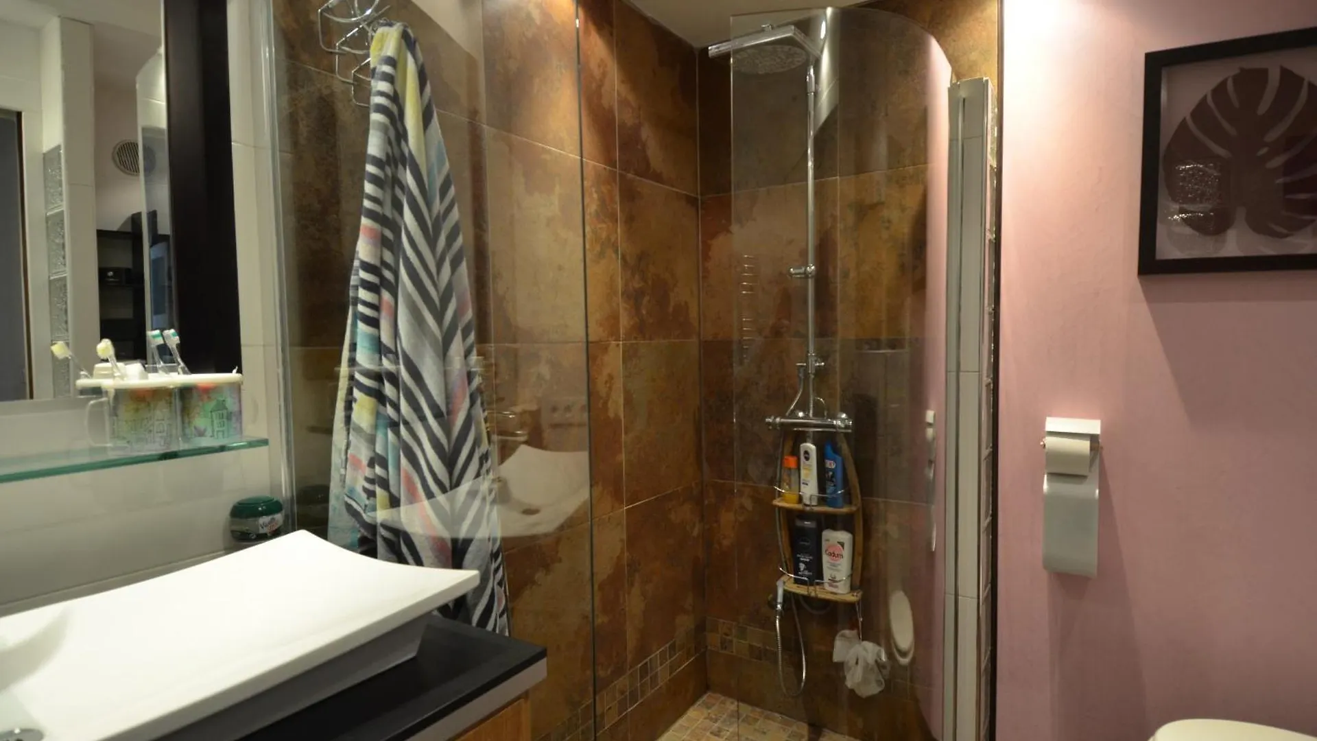 Appartement 6 personnes avec Terrasse et Jacuzzi plein cœur centre-ville quartier du Port de Nice France