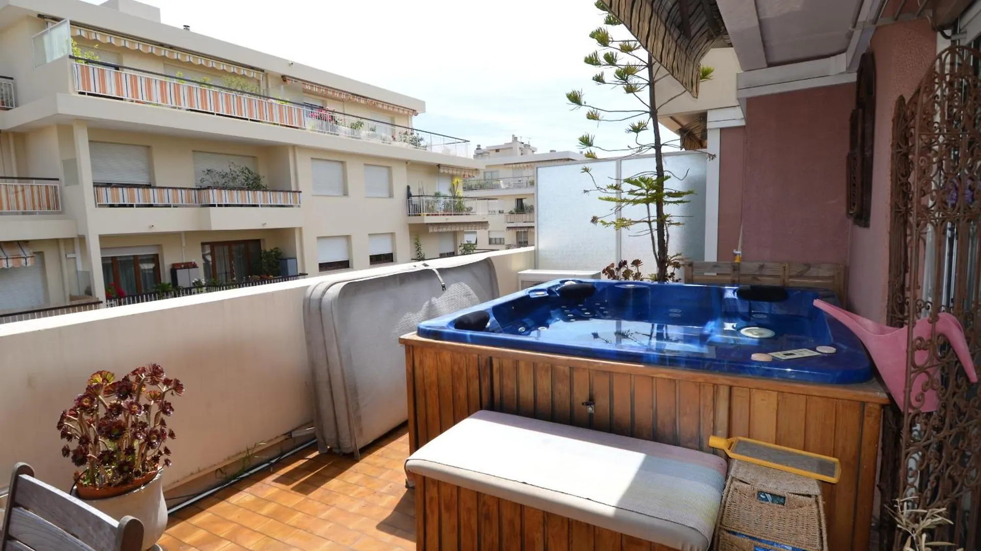 Appartement 6 personnes avec Terrasse et Jacuzzi plein cœur centre-ville quartier du Port de Nice