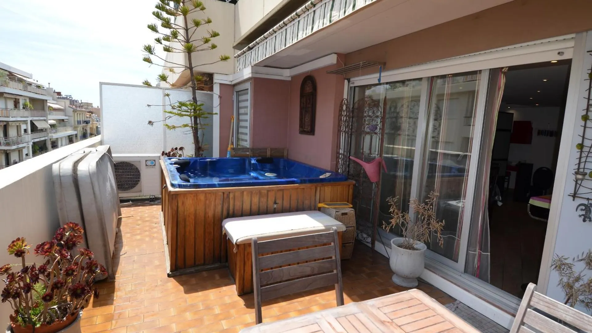 Appartement 6 personnes avec Terrasse et Jacuzzi plein cœur centre-ville quartier du Port de Nice