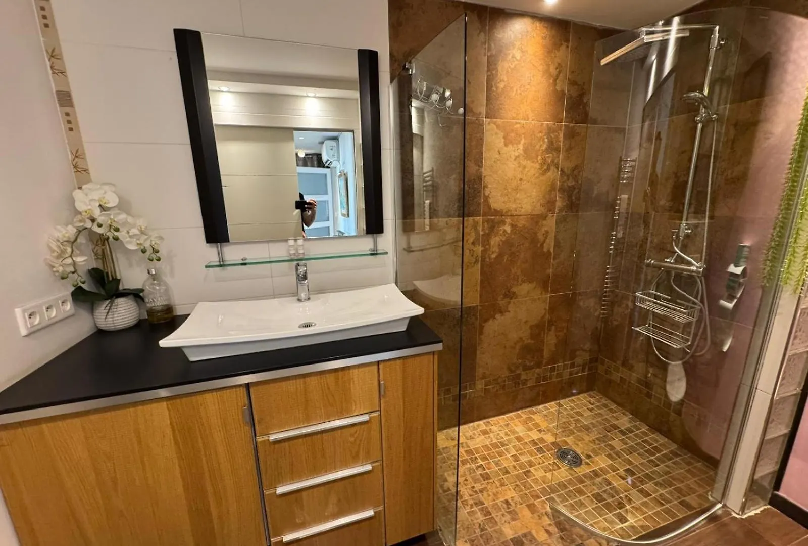 Appartement 6 personnes avec Terrasse et Jacuzzi plein cœur centre-ville quartier du Port de Nice