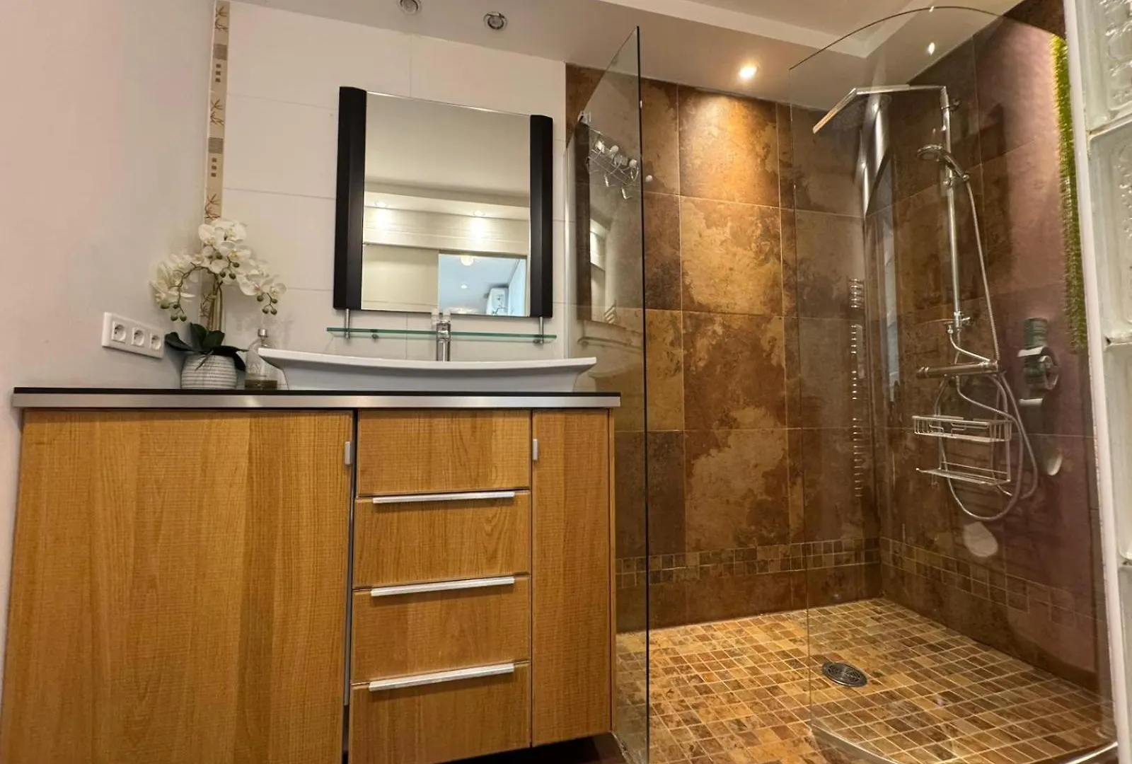 Appartement 6 personnes avec Terrasse et Jacuzzi plein cœur centre-ville quartier du Port de Nice