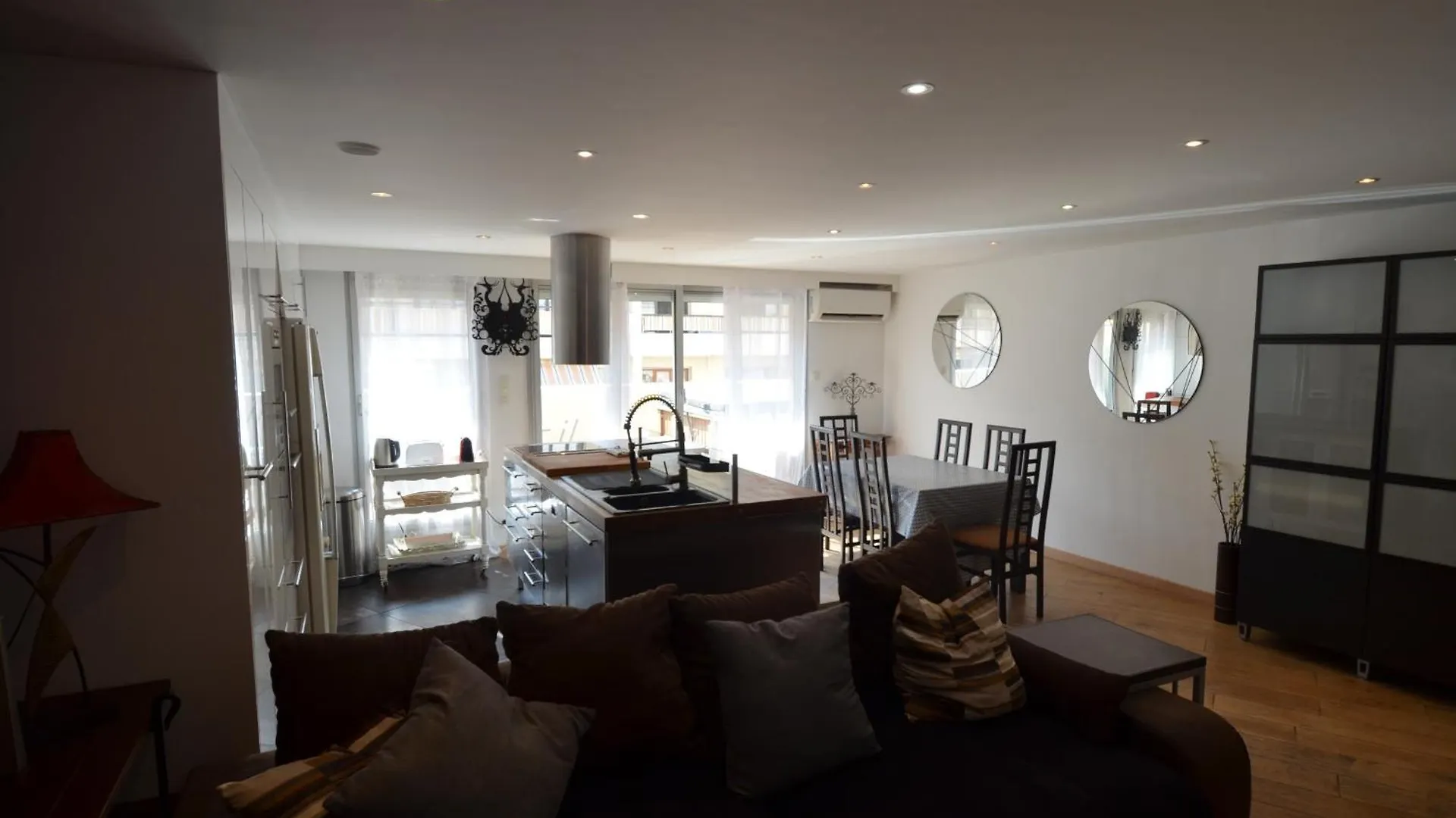 Siena - Appartement 6 Personnes Avec Terrasse Et Jacuzzi Plein Coeur Centre-Ville Quartier Du Port De Nice Apartment
