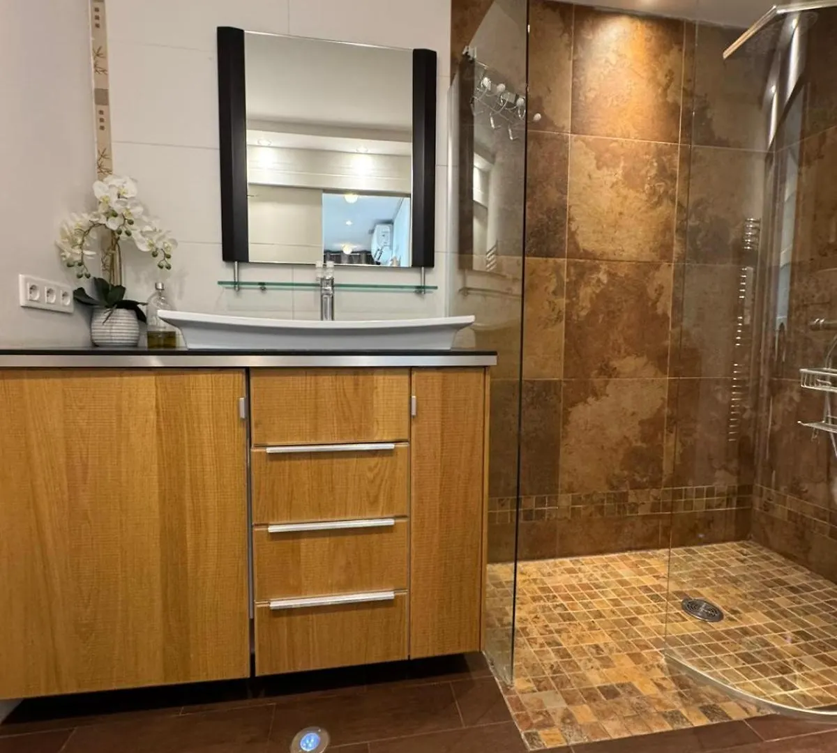 Siena - Appartement 6 Personnes Avec Terrasse Et Jacuzzi Plein Coeur Centre-Ville Quartier Du Port De Nice France